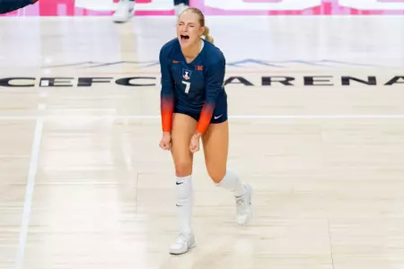 NORMAL, IL - September 14, 2025 - Setter Kenna Phelan (#7) during the game between the Illinois State Redbirds and the Illinois Fighting Illini at CEFCU Arena in Normal, IL. Photo by Ashley Ray/Fighting Illini