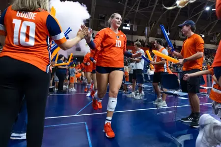 CHAMPAIGN, IL - September 21, 2025 - Setter Sophi Randall (#10) before the match between the Eastern Illinois Panthers and the Illinois Fighting Illini at Huff Hall in Champaign, IL. Photo By Ashley Ray/Fighting Illini