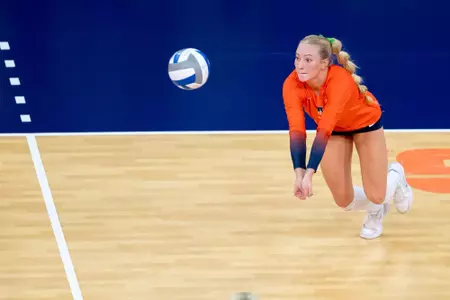 CHAMPAIGN, IL - September 21, 2025 - Setter Kenna Phelan (#7) during the match between the Eastern Illinois Panthers and the Illinois Fighting Illini at Huff Hall in Champaign, IL. Photo By Ashley Ray/Fighting Illini