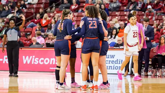 Illinois WBB at Wisconsin - huddle