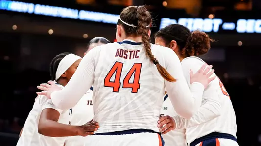 Illinois WBB vs Creighton - huddle
