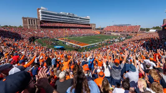 Memorial Stadium sellout crowd vs. #21 USC - 9/27/25