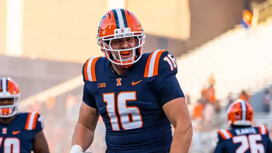 CHAMPAIGN, IL - August 29, 2025 - Tight End Logan Farrell (#16) during the game between the Western Illinois Leathernecks and the Illinois Fighting Illini at Memorial Stadium in Champaign, IL. Photo by Aaron Quinn/Fighting Illini