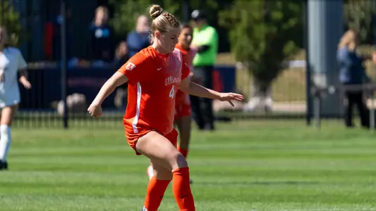 CHAMPAIGN, IL - September 07, 2025 - Defender Mia Gildea (#4) during the match between the Valparaiso Crusaders and the Illinois Fighting Illini at Demirjian Park in Champaign, IL. Photo By Ashley Ray/Fighting Illini