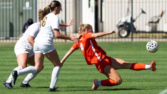 CHAMPAIGN, IL - September 07, 2025 - Forward Kyra Berman (#24) during the match between the Valparaiso Crusaders and the Illinois Fighting Illini at Demirjian Park in Champaign, IL. Photo By Ashley Ray/Fighting Illini
