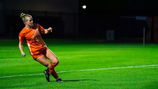 CHAMPAIGN, IL - September 12, 2025 - \soc during the match between the Indiana Hoosiers and the Illinois Fighting Illini at Demirjian Park in Champaign, IL. Photo By Lucas Sun/Fighting Illini
Defender Mia Gildea (#4)