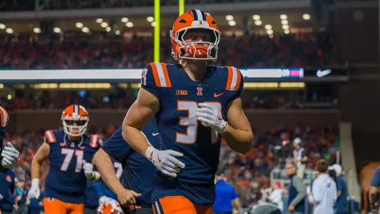 CHAMPAIGN, IL - August 29, 2025 - Tight End Trey Peters (#39) during the game between the Western Illinois Leathernecks and the Illinois Fighting Illini at Memorial Stadium in Champaign, IL. Photo by Eason Zhou/Fighting Illini