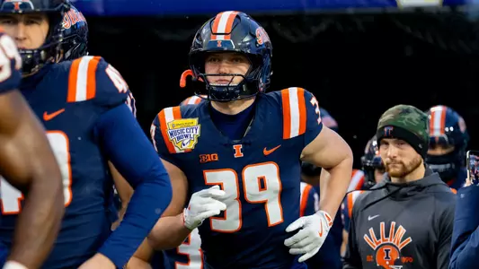 NASHVILLE, TN - December 30, 2025 - Tight End Trey Peters (#39) during the Liberty Mutual Music City Bowl between the Tennessee Volunteers and the Illinois Fighting Illini at Nissan Stadium in Nashville, TN. Photo By Ashley Ray/Fighting Illini