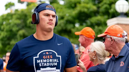 CHAMPAIGN, IL - September 13, 2025 - Outside Linebacker Joe Barna (#43) before the game between the Western Michigan Broncos and the Illinois Fighting Illini at Gies Memorial Stadium in Champaign, IL. Photo By Ashley Ray/Fighting Illini