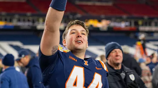 NASHVILLE, TN - December 30, 2025 - Long Snapper Patrick Mahoney III (#44) during the Liberty Mutual Music City Bowl between the Tennessee Volunteers and the Illinois Fighting Illini at Nissan Stadium in Nashville, TN. Photo By Quinten Truitt/Fighting Illini