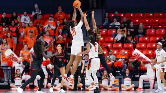 CHAMPAIGN, IL - February 17, 2026 - Forward Naomi Benson (#21) during the game between the Rutgers Scarlet Knights and the Illinois Fighting Illini at State Farm Center in Champaign, IL. Photo By Ashley Ray/Fighting Illini
