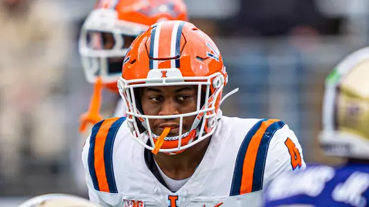 SEATTLE, WA - October 25, 2025 - Outside Linebacker Daniel Brown (#4) during the game between the Washington Huskies and the Illinois Fighting Illini at Husky Stadium in Seattle, WA. Photo By Aaron Quinn/Fighting Illini