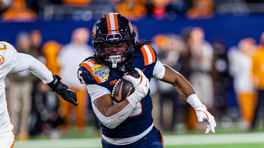 NASHVILLE, TN - December 30, 2025 - Running Back Ca'Lil Valentine (#5) during the Liberty Mutual Music City Bowl between the Tennessee Volunteers and the Illinois Fighting Illini at Nissan Stadium in Nashville, TN. Photo By Aaron Quinn/Fighting Illini