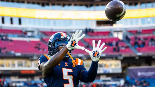 NASHVILLE, TN - December 30, 2025 - Defensive Back Torrie Cox Jr. (#5) during the Liberty Mutual Music City Bowl between the Tennessee Volunteers and the Illinois Fighting Illini at Nissan Stadium in Nashville, TN. Photo By Aaron Quinn/Fighting Illini