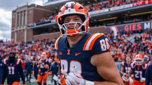CHAMPAIGN, IL - November 1, 2025 - Tight End Davin Stoffel (#88) during the game between the Rutgers Scarlet Knights and the Illinois Fighting Illini at Gies Memorial Stadium in Champaign, IL. Photo By Aaron Quinn/Fighting Illini