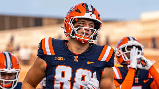 CHAMPAIGN, IL - November 15, 2025 - Tight End Davin Stoffel (#88) during the game between the Maryland Terrapins and the Illinois Fighting Illini at Gies Memorial Stadium in Champaign, IL. Photo By Aaron Quinn/Fighting Illini