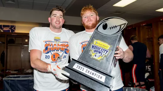NASHVILLE, TN - December 30, 2025 - Tight End Christian Abney (#86), Offensive Lineman Eddie Tuerk (#78) after the Liberty Mutual Music City Bowl between the Tennessee Volunteers and the Illinois Fighting Illini at Nissan Stadium in Nashville, TN. Photo By Ashley Ray/Fighting Illini