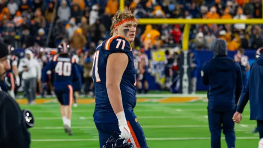 NASHVILLE, TN - December 30, 2025 - Offensive Lineman Nathan Knapik (#71) during the Liberty Mutual Music City Bowl between the Tennessee Volunteers and the Illinois Fighting Illini at Nissan Stadium in Nashville, TN. Photo By Quinten Truitt/Fighting Illini