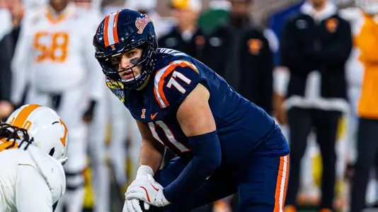 NASHVILLE, TN - December 30, 2025 - Offensive Lineman Nathan Knapik (#71) during the Liberty Mutual Music City Bowl between the Tennessee Volunteers and the Illinois Fighting Illini at Nissan Stadium in Nashville, TN. Photo By Aaron Quinn/Fighting Illini