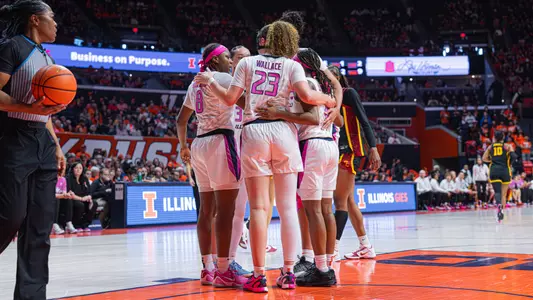 Illinois WBB vs USC - huddle