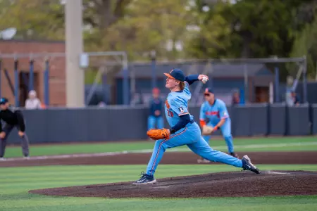 CHAMPAIGN, IL - April 19, 2026 - Right Handed Pitcher Liam McKillop (#21) during the game between the Oregon Ducks and the Illinois Fighting Illini at Illinois Field in Champaign, IL. Photo By Ryan Shepardson/Fighting Illini