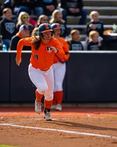 CHAMPAIGN, IL - April 29, 2026 - Infielder Eileen Donahue (#19) during the game between the Valparaiso Beacons and the Illinois Fighting Illini at Eichelberger Field in Champaign, IL. Photo By Quinten Truitt