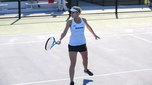 Tennis player Katie Mulvey playing in a 2020 outdoor match.