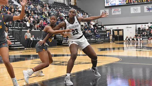 Sarah Bandoma - women's basketball action photo