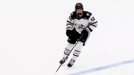 Men's Hockey Blake Zielinski in action against St. Lawrence