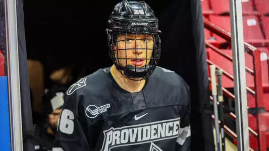Men's Hockey's Julius Sumpf entering the ice