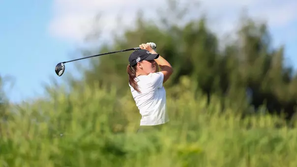 Women's golfer Maddie Hyndman hitting a drive