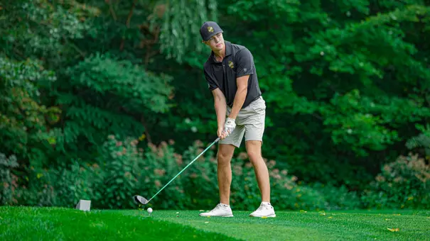 Men's golfer Zac Georgantas driving the ball