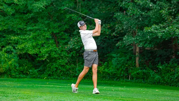 Men's golfer Campbell Skelly driving the ball