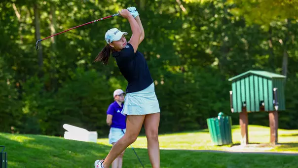 Women's golf player Maddie Hyndman hitting a drive at the Warrior Invitational