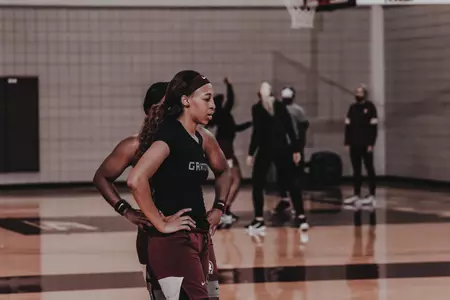 Women’s Hoops Opens Practice