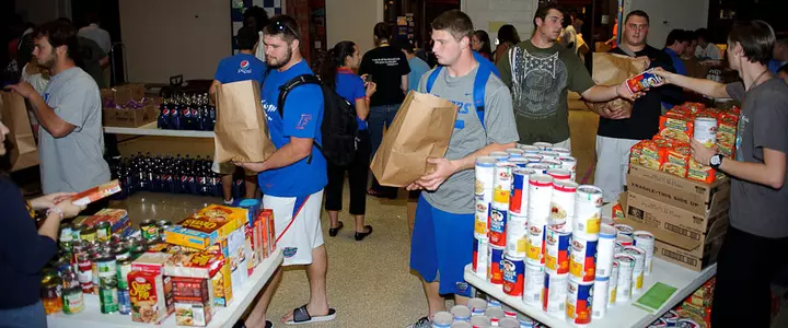 Gators Give Back to the Community for Thanksgiving