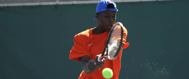 Men's Tennis Edged By Illinois On The Road, 4-3