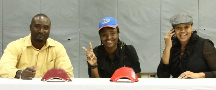 Basketball Standout Ronni Williams Signs National Letter of Intent to Attend Florida