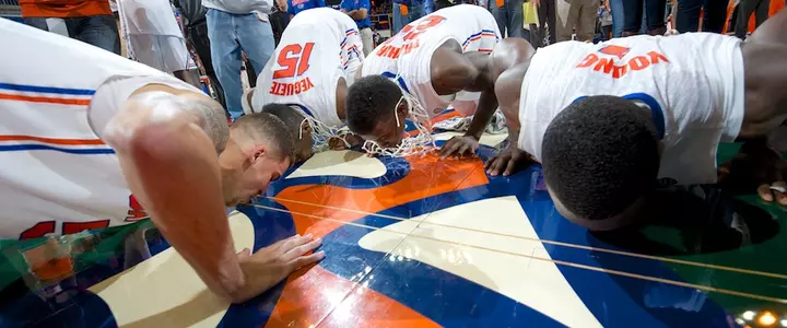 Gators Turn Home Finale Into a Lovefest, Acknowledge Rowdy Reptiles for Their Support
