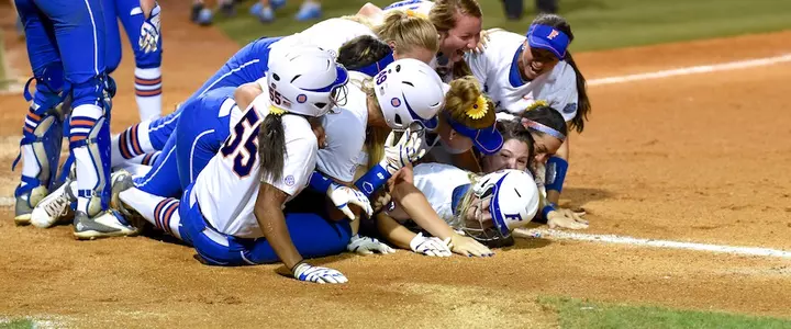 Gators Walk Off to Advance to WCWS
