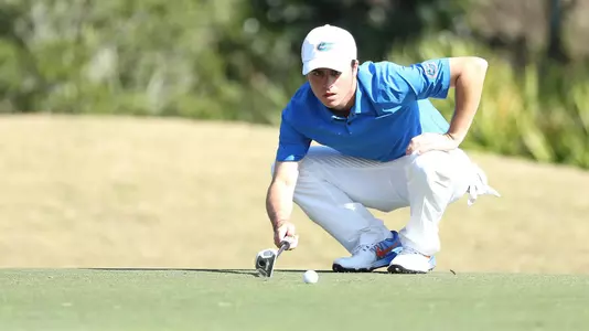 Garcia observes putt