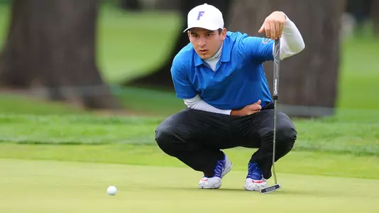 Alejandro Tosti views putt