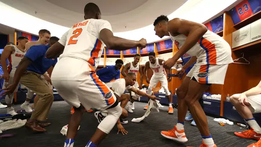 Justin Leon, locker room