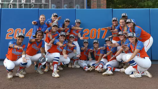 Softball team, 2017 WCWS
