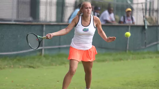Katie Kubicz, forehand, Grass courts