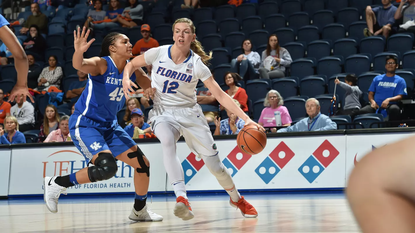 Paulina Hersler dribbling