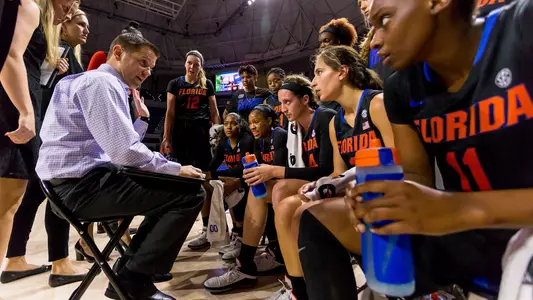 Cameron Newbauer huddle