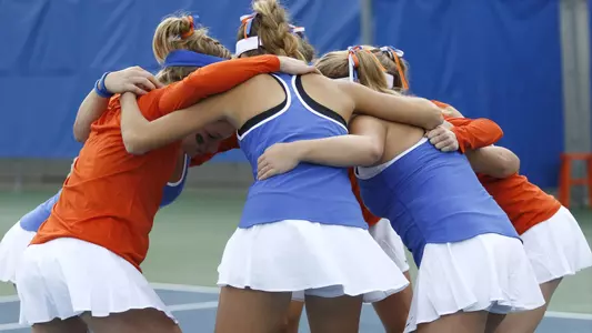 women's tennis huddlwomen's tennis huddlee