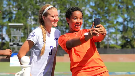 Lauren Evans with LSU's Lindsey Eaton - Guinness World Record selfies attempt 9-23-18
