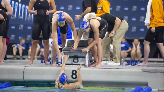 Gators picking each other up